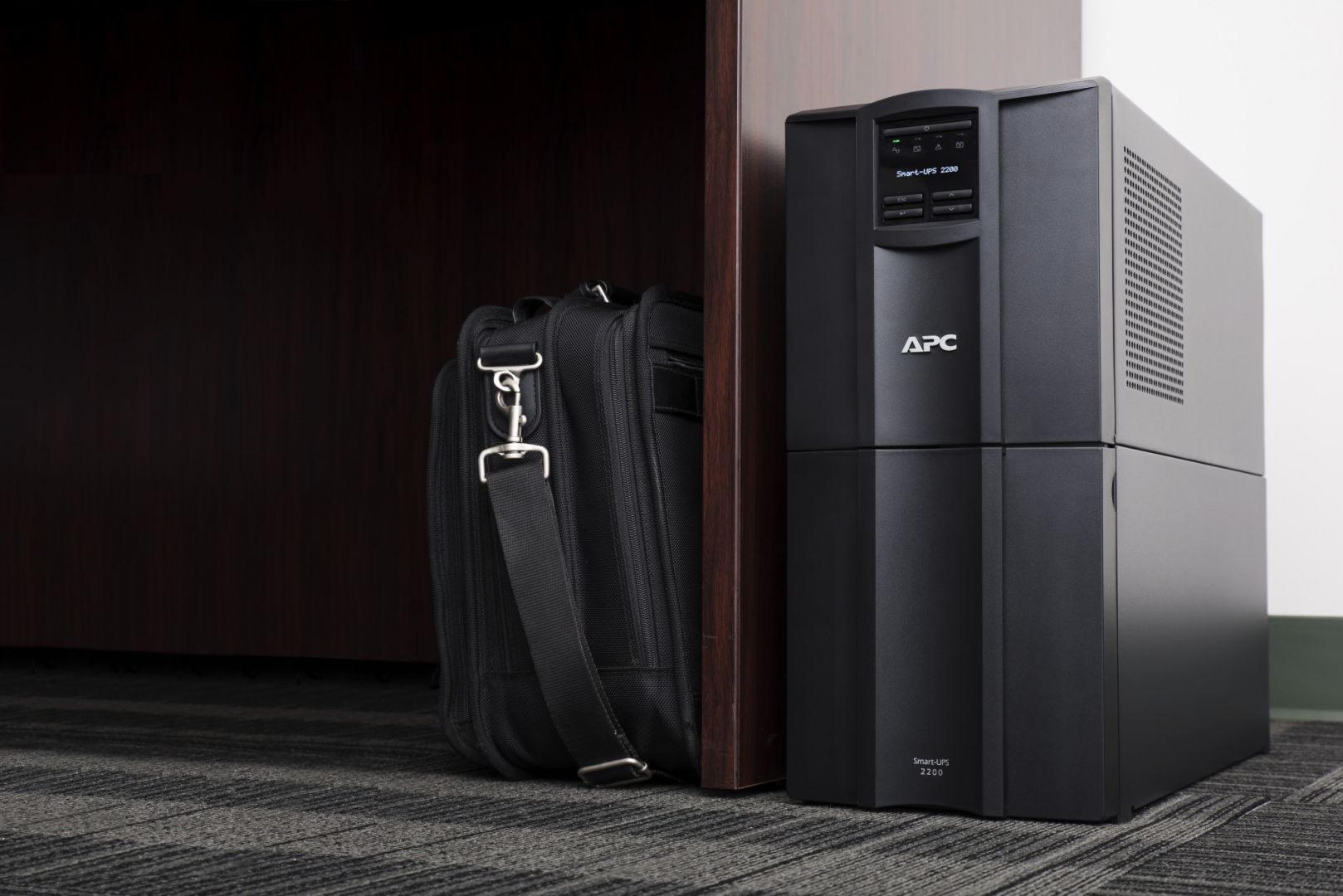 APC Smart UPS 2200VA Line-interaktív